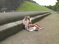 Pornó videó privát, egy fiatal lány, barna haj ügyesen lovaglás kakas ez dugás a strandon a fickó, boldog