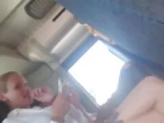 A pár nemrég találkozott, és érdekli a múlt egymást, hegek, tetoválás, jelenetek az élet. Lányok, mint a férfiak, akik anyajegyek szexi alatt az alsó ajak, a bőr kövér, valamint, mint ő, mert egy aranyos frizura, a törzs. Nyáron a fiatal lány csak inget és rövid szoknyát visel bugyi nélkül, még az a férfi is, aki hosszú volt, elfelejtettem az ingét. Közvetlenül a lovey-dovey elindítása után az embereknek abba kell hagyniuk a kamerát, amelyet a macska gondosan figyel a kanapé házi amatőr szex mögül. Párszor 