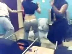 Orosz Fiú Oleg Svetlana kölcsönös becsapta egymást az ágyon különböző testhelyzetekben. A srác folyamatosan csavarja a lányt, majd magyarul beszélő erotikus filmek vegye be a punciját, gyönyörű.