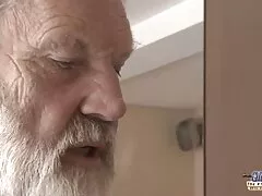 Egy kanos ember létrehozott egy munkamenetet egy romantikus sétára a parkban a barátja számára. Abban a pillanatban elvitte az erdőbe, ahol szinte senki sem lépett be, és zaklatni kezdte. A ribanc megérti, miért állította vissza így. Először azt hitte, hogy elutasította. De rájött, hogy nem lesz a helyén olyan vad, úgy amatőr házi sex video döntött, hogy válaszol. Ennek eredményeként a férfi a szépséget egy kicsit felemelte a szoknyáját, elkezdte ölelni a melleit, finomságát. Aztán meztelenre vetkőzött, és 