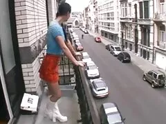 Egy meztelen férfi feküdt egy nagy ágyon a függöny alján. Hirtelen megjelent egy lány, aki csak bugyit és pólót viselt, és sok szexuális játékot mutatott a testével. Aztán leült a férfihoz, és simogatni kezdte, hogy felemelje az ágyékát. Csak akkor, ha a száj vízszintes a férfi nemi szervek, megérintette a kést a lábam között, majd elkezdett mászni a pénisz. Hamarosan elérte a csúcsot. Nyald meg a pénisz egy kislány, két kézzel, fogja meg a pénisz kezd keverjük őrült. Mind a végén a kurva mászni a lyukat a 