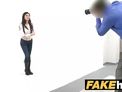 Egy bájos lány egy pénisz, férfi meleg, jóképű férfi . szex vad, nehéz amator szex a medence közelében.