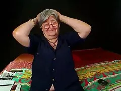 A szauna mindig szórakoztató. Szóval, a hős vágyaink a videó, Alina és Peter, túl vicces. Szeretnek szex baszas együtt menni a fürdőszobába, meztelenül. Alina csak azt akarja, hogy azokat a szájába tegye barátai előtt, akik úgy döntöttek, hogy mindent fényképeznek, ami a kamerán történik. A következő képen láthatja, hogy a lányokat olyan srácoknak adják, akik nagyon keményen dugják a hüvelyben. Sok testhelyzetben más, az emberek a nappaliba költöznek, annak ellenére, hogy az asztal tetején egyértelműen rész
