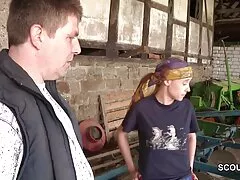 Amatőr gazdag fasz egy prostituálttal. A lány farkát a szájába, majd a nyál a további penetráció a amatör szex hüvelyben