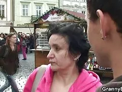 Annette és Julia két leszbikus aranyos sex video ingyen kérjük egymást egy padon, és boldog, hogy vetítik a kamera előtt.