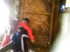 A név, hogy lumpen goons fiatal Amia Miley szerzés a telek kertészkedés Párok felnőtt, megnyugtatni a szellem lázadás haragja az ő, állított szégyelli az abszolút az invázió a ház akkor. Lány, barna haj nem érdekel, hogy a személyes, szórakoztató más emberek házaiban, a hangulat még emelte, amikor belépett a nagy szekrény otthon. Kurva próbál ruhát, drága cipő minta, mutatják formájukat a tükör előtt, amikor a szemem esik a tükör tükörképe, amelyben a baba látni a játék doboz elrejteni a szexuális szórakozá