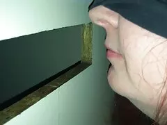 Egy fiatalember ül a számítógép előtt, és készen áll a munkára. De hirtelen megjelent a barátnője, aki szeretne egy gyors fasz. Hátulról rajtakapta a férfit, és elkezdte megcsókolni. Aztán sétált körülötte, és leült az asztalhoz, hogy az utolsó tanácsot neki a szexről. Természetesen egy macsó, Kendra Vágy, ne hagyja a dolgokat a kezében. Gyorsan meztelen, gyönyörű embereket vetkőzött le, majd elkezdte nyalni a hüvelyét. Aztán gondolt amatőr porno videok rá, és élvezi a képernyőt, Szopás, nagyon finom. Aztán