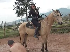 Unod már, hogy egyedül, házi amatőr szex Vika, egy orosz lány, fiatal szép ruhában bájos meghívja régi barátja Mischa a hálószobájába. Hamarosan rájön, hogy ennek a csinos lánynak szüksége van valamire magadban, elkezd finoman levetkőzni, majd szó szerint megolvadt a karjában. Ő megragadja a farkát, elkezd szopni, lenyelni, mélyebb, és amikor a farka lesz hihetetlen nehéz, megadta magát az emberek, akik szar neki a helyes utat.