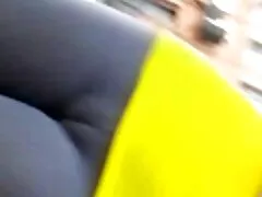A házaspárnak pénzre van szüksége, de ne találjon ki mást, mint Hívjon egy barátot, és kérjen tőle kölcsön. A férfi ingyenes amatőr szex videók ismerte Andryukhát, és jó üzletet ajánlott, de ne mondja el neki telefonon. Amikor eljött a házukba, nagyon meglepődött, mert Kolya azt tanácsolja barátjának, hogy kápráztassa meg a feleségét. A nemi közösülés után Andrei fizet nekik, és azt mondta, hogy a jövőben hajlandó pénzügyi segítséget nyújtani nekik.