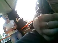 Egy férfi egy shnyaga nagy cum érett ribancok akarom, hogy nehéz. Ezenkívül sikerült a fényképezőgépet a kezében dugás a konyhában tartani és lőni.