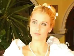 Amikor Avallon Hart egy tiszteletre méltó ember felesége, a hold felett van. Gazdag felesége nem csak beleegyezett, hogy emelje fel a két lánya magyarul beszélö sex a felnőttkort hétfőn, hanem megígérte, hogy a saját lánya egy jó oktatás. A mostohaapja egy jó apa, hogy teljesítse a vágy, a gyermek lába nedves, száraz követelte súlya a pubertás óta. Miután egy boldog anya család korán jött haza, anélkül, hogy bárkinek figyelmeztetné a megjelenését. Megdöbbentő hírek várnak-két fiatal Cory Chase és Michelle M
