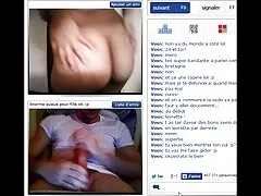 Két ember felvesz egy prostituáltat az utcán. Úgy döntöttek, hogy kimentek a városból szex a természetben. A lány jobbra kezdett dolgozni az autóban. Ez az ember nagyon élvezte ezt a ribancot, és amikor kijött, rögtön a mellkasába amatőr duci szex került.