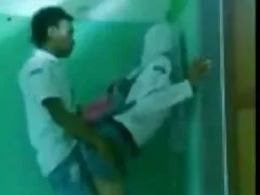 Egy szőke szépség ül a fürdőszobában, és a romlottság egy idős férfi bosszantó neki, amatőr sex video aki bérelt neki, hogy szolgálja az összes ügyfele. Miután bevitték a hálószobába, a nyugdíjas beugrik és lefekszik vele, elviszi, hátradől a szájába, és rángatja a kövérségüket. Amikor fáradt volt, teljesen elégedett, letérdelt, és kénytelen volt felemelni az arcát, hogy összpontosítson rá.
