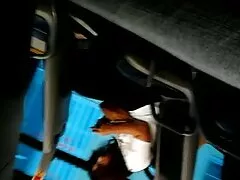 Ez nagyon szép néha, hogy érdekes, ha marad az irodában, későn dolgozik. Ott van a vonzó lány a házban, majd majdnem készen áll, hogy menjen, és ezt megelőzően, ő hajolt közel a tükör, hogy ellenőrizze az ajkát nyúlik Berry belépését a redők újra. Abban az időben a fej bement az irodájába, keres kerek húzza a seggét, azonnal megjelenik duzzanat a nadrágomban. Egy lépéssel sem mehetsz tovább és simogathatod ezt a luxust. Ő teljesen váratlan vissza próbál haragudni, de olvasni a szemében a nyilvános hőhullámo