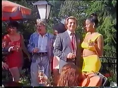 Egy férfi, fehér szakáll, fehér haj vonzó unokahúga ifjúságát a fellebbezést. A lány a kanapén ül, hogy beszéljen vele a barátnőjéről, de ehelyett a nagyapja magyarul beszélő sexfilmek bugyijába kerül, kinyújtva a lábát, lassan maszturbálni kezdett. Aztán mind ő, mind ő kanos, felmászik a tetejére, és Fasz, mint a kurvák a valódi fogyasztás.