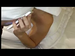 Vörös hajú gyönyörű Linda édes önállóan megy keresztül az étteremben, a szeme a nő, aki nem tudta elkapni a szemét amatör pornó véletlenül figyelni, hogy az egyetlen szálloda a korai órákban, érdekli, hogy nézd meg őt. Ösztönösen, szerető, válasszon egy asztal mellett az íróasztal, Denis Reed, aki szerelmes volt az első látásra egy fiatal, gyönyörű lány, mint egy szobor. a ruha aljától lila. Linda Sweet erős sóhajt érzett maga mögött, és megragadta a nyomorúság végletének tekintetét. A Peppers szerint a két